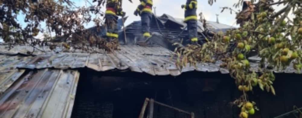 O femeie din Jugureni a suferit arsuri într-un incendiu care i-a cuprins casa