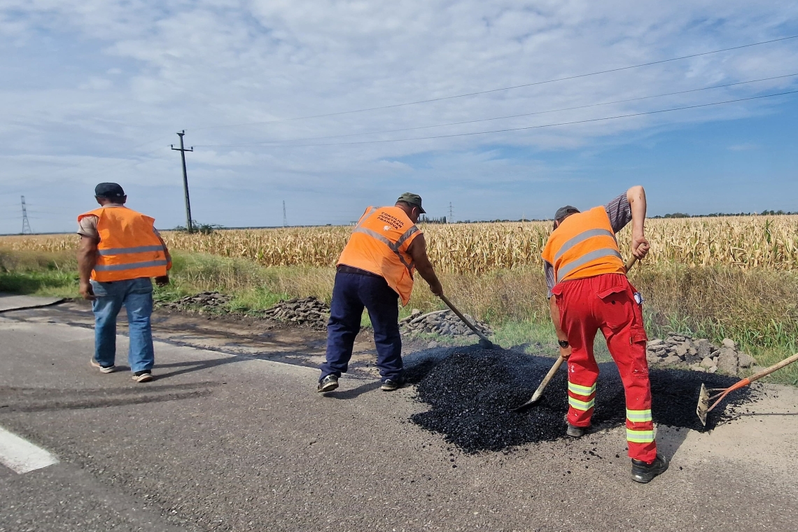 Cum aruncă banii Consiliul Județean pe lucrări de mântuială/ Cârpeală pe DJ101F, după articolul despre gropile și denivelările dintre Valea Călugărească și Dumbrava!