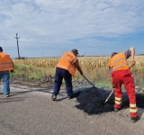 Cum aruncă banii Consiliul Județean pe lucrări de mântuială/ Cârpeală pe DJ101F, după articolul despre gropile și denivelările dintre Valea Călugărească și Dumbrava!
