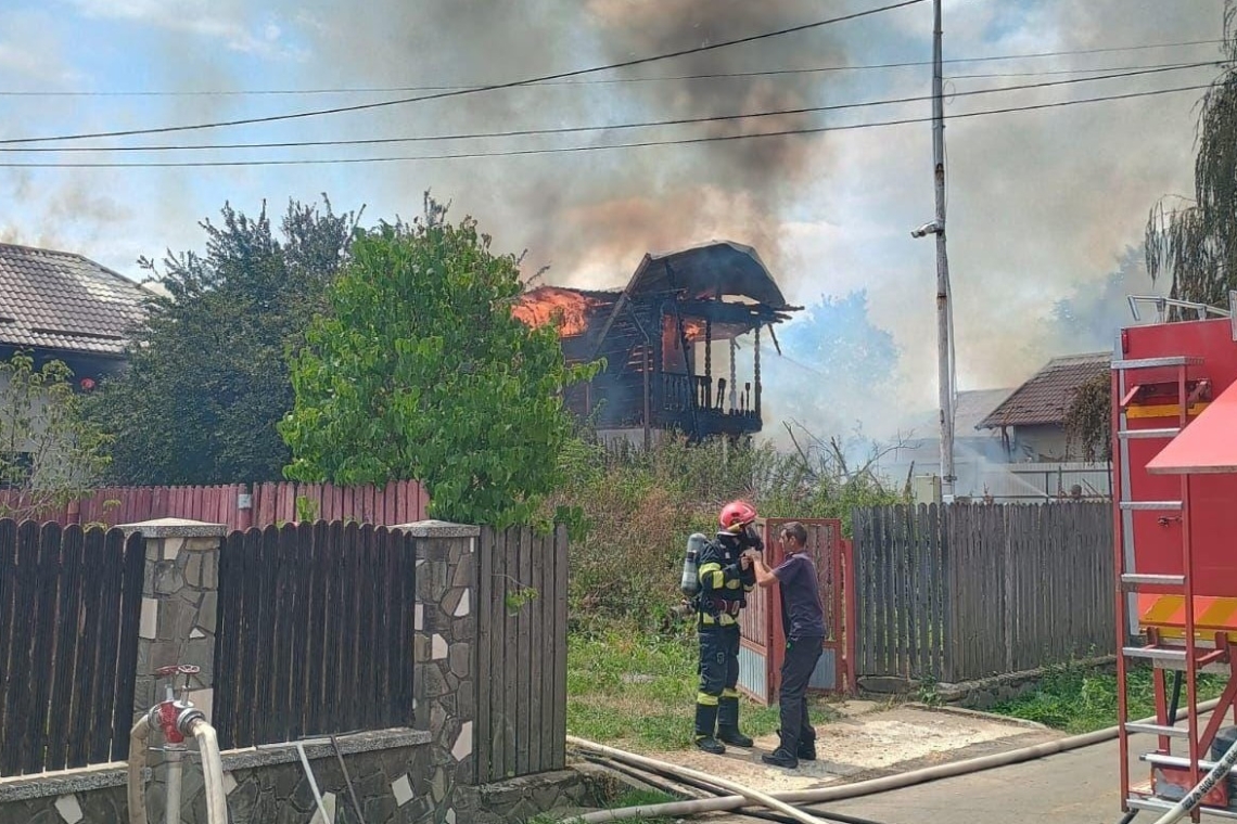 Incendiu de proporții în comuna Izvoarele: trei case și două anexe, cuprinse de flăcări!