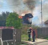 Incendiu de proporții în comuna Izvoarele: trei case și două anexe, cuprinse de flăcări!