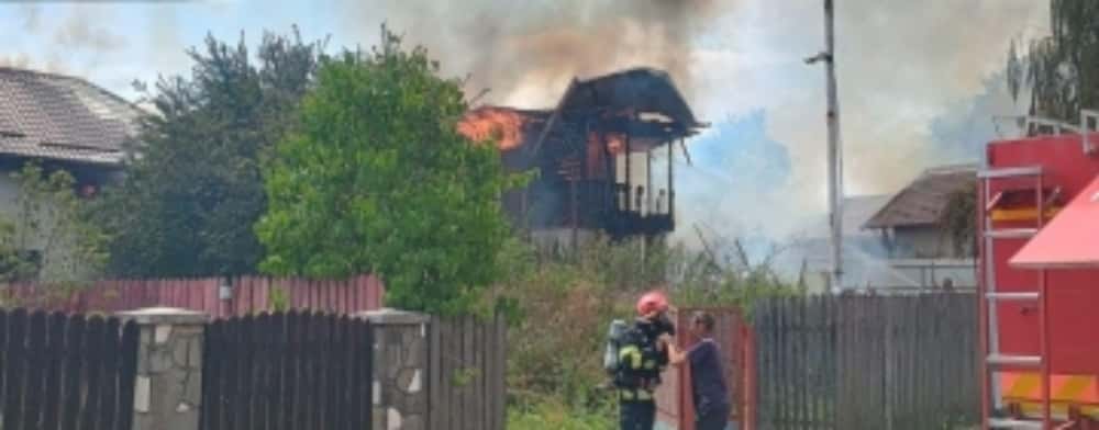 Incendiu de proporții în comuna Izvoarele: trei case și două anexe, cuprinse de flăcări!