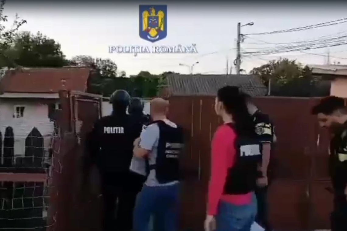 12 ploieșteni, vizați de polițiști într-un dosar de lovire, amenințare, distrugere și tulburarea liniștii publice. Mascații au descins la domiciliile acestora