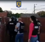 12 ploieșteni, vizați de polițiști într-un dosar de lovire, amenințare, distrugere și tulburarea liniștii publice. Mascații au descins la domiciliile acestora