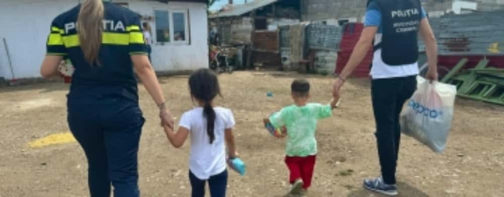Copiii nu au nicio vină, au nevoie de ajutor! Polițiștii ploieșteni, în sprijinul micuților dintr-o familie nevoiașă