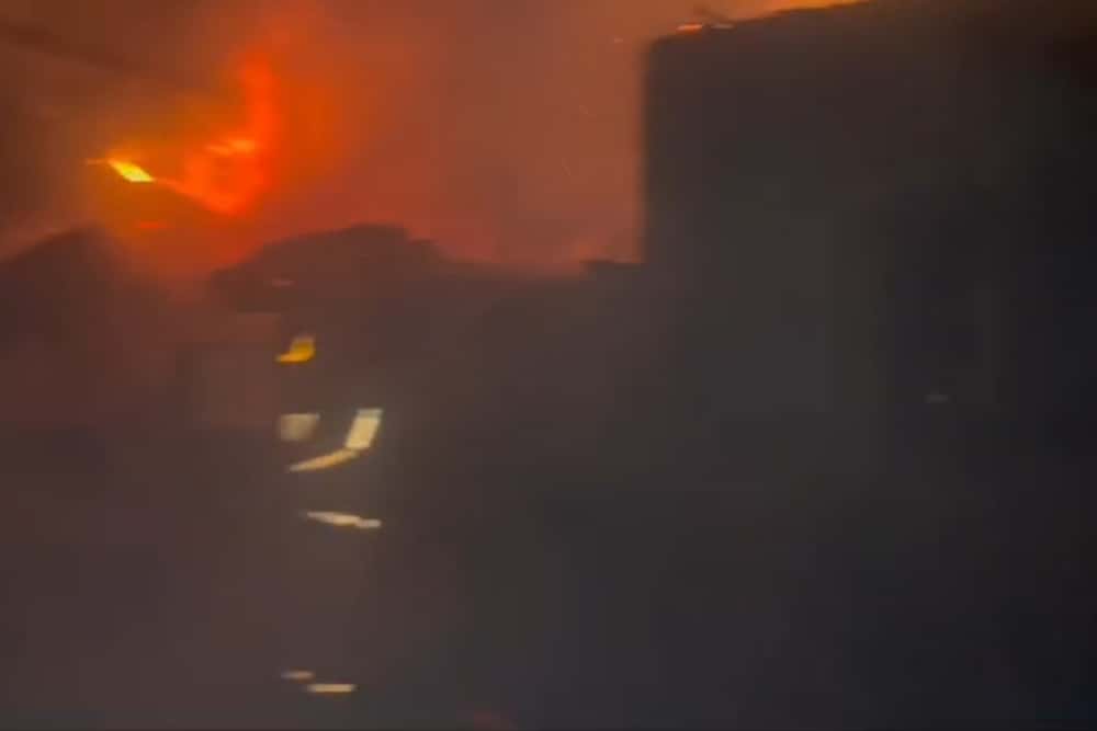 Update/ O casă din comuna Izvoarele a fost cuprinsă de flăcări, duminică seară. Patru persoane au suferit atacuri de panică