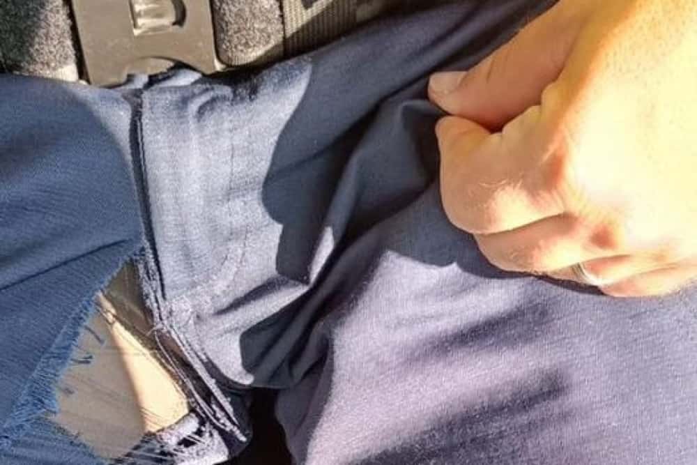 Un polițist cu pantalonii tactici rupți în... sau cum adie vântul prin uniformele noi ale oamenilor legii!