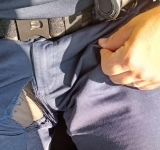 Un polițist cu pantalonii tactici rupți în... sau cum adie vântul prin uniformele noi ale oamenilor legii!