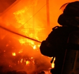 Un incendiu de vegetație uscată izbucnit în zona Ploiești Triaj s-a întins și la traversele de cale ferată