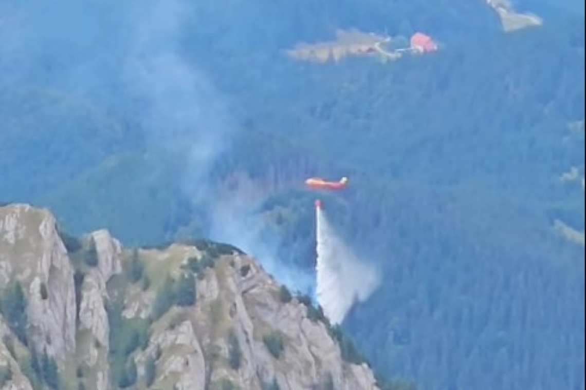 Zeci de tone de apă au fost aruncate din elicopterul Black Hawk peste zona cuprinsă de flăcări din Bucegi