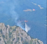 Zeci de tone de apă au fost aruncate din elicopterul Black Hawk peste zona cuprinsă de flăcări din Bucegi