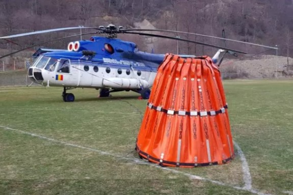 Un elicopter cu sistem Bambi Bucket a fost solicitat pentru stingerea incendiului din Bucegi