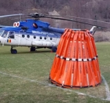 Un elicopter cu sistem Bambi Bucket a fost solicitat pentru stingerea incendiului din Bucegi