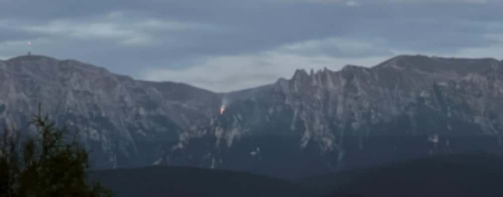 Incendiu în Bucegi, provocat de fulgere! Turiștii sunt avertizați să evite zona