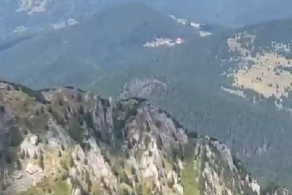 Incendiul din Bucegi a fost stins. Zeci de tone de apă au fost aruncate din elicopter, prin sistemul Bambi Bucket