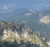 Incendiul din Bucegi a fost stins. Zeci de tone de apă au fost aruncate din elicopter, prin sistemul Bambi Bucket