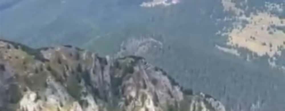 Incendiul din Bucegi a fost stins. Zeci de tone de apă au fost aruncate din elicopter, prin sistemul Bambi Bucket