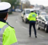 Nevasta unui șofer a vrut să-l mituiască cu 700 de lei pe un polițist de la Rutieră, la un control în trafic. Femeia s-a ales cu dosar penal și confiscarea sumei oferite