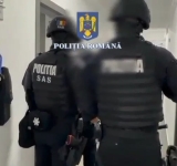 Un tânăr de 25 de ani a fost reținut de polițiștii ploieșteni după ce, timp de trei ani, s-a dat drept oficial al statului și a comis o serie de alte infracțiuni