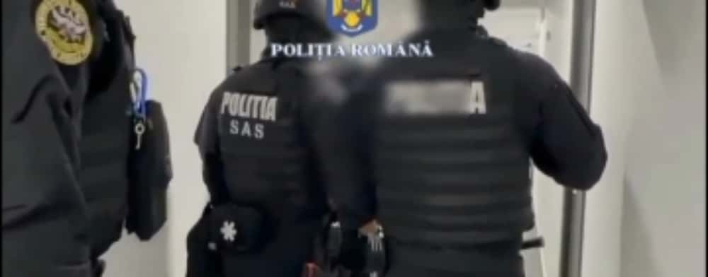 Un tânăr de 25 de ani a fost reținut de polițiștii ploieșteni după ce, timp de trei ani, s-a dat drept oficial al statului și a comis o serie de alte infracțiuni