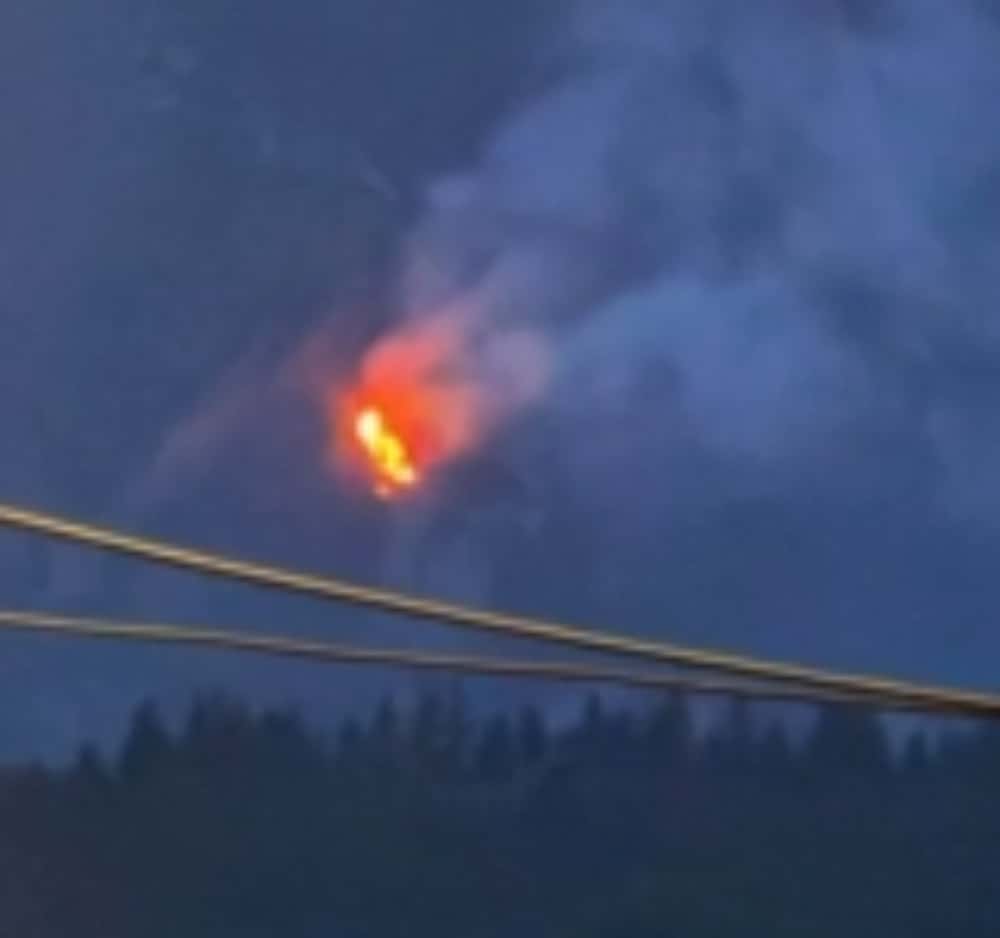 Încă mai arde vegetația în Bucegi, în ciuda intervențiilor repetate cu elicopterul specializat în stingerea incendiilor
