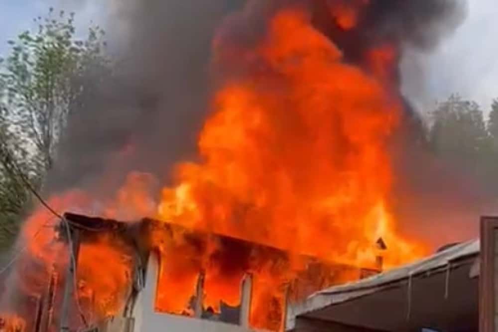 O casă și mai multe anexe au luat foc în comuna Salcia. Pompierii intervin cu cinci autospeciale