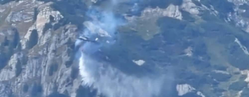 S-a reaprins vegetația în Bucegi! Se intervine din nou cu elicopterul pentru stingerea incendiului