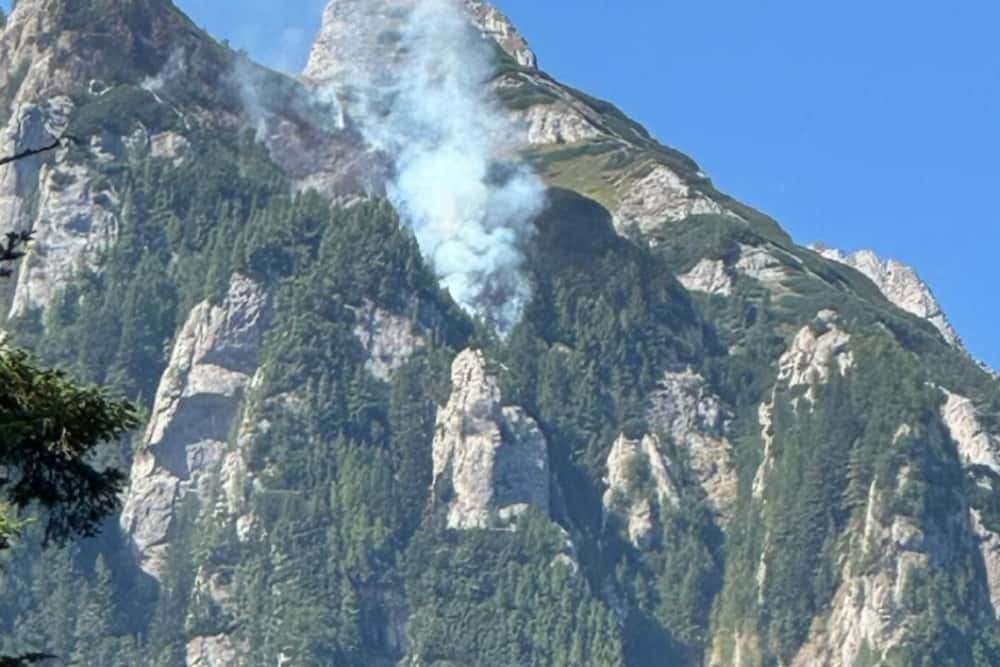 Update/"Focul viu" din Bucegi. Salvamont Prahova recomandă evitarea traseelor din apropierea incendiilor
