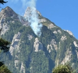 Update/"Focul viu" din Bucegi. Salvamont Prahova recomandă evitarea traseelor din apropierea incendiilor
