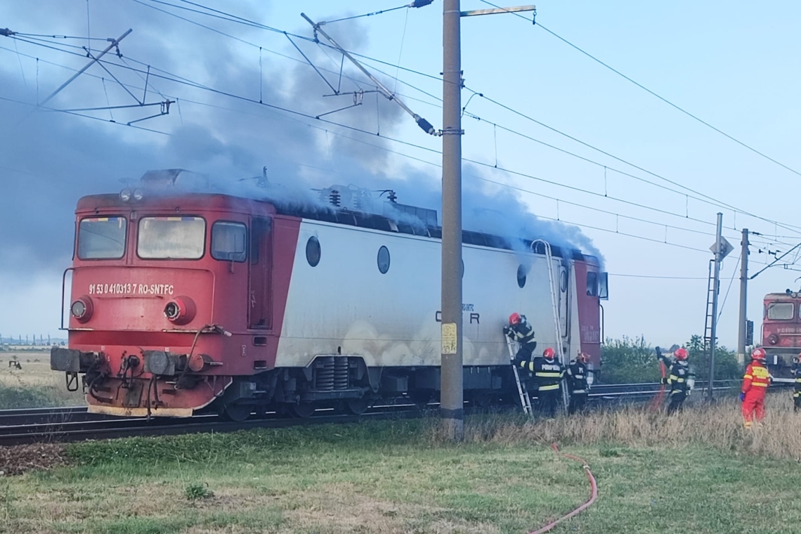 Locomotiva unui tren de călători - cuprinsă de flăcări, în halta Tomșani 