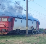 Locomotiva unui tren de călători - cuprinsă de flăcări, în halta Tomșani 