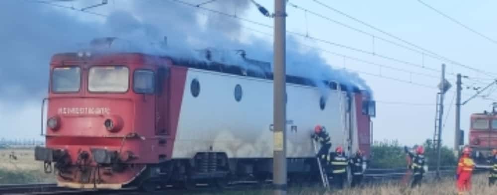 Locomotiva unui tren de călători - cuprinsă de flăcări, în halta Tomșani 