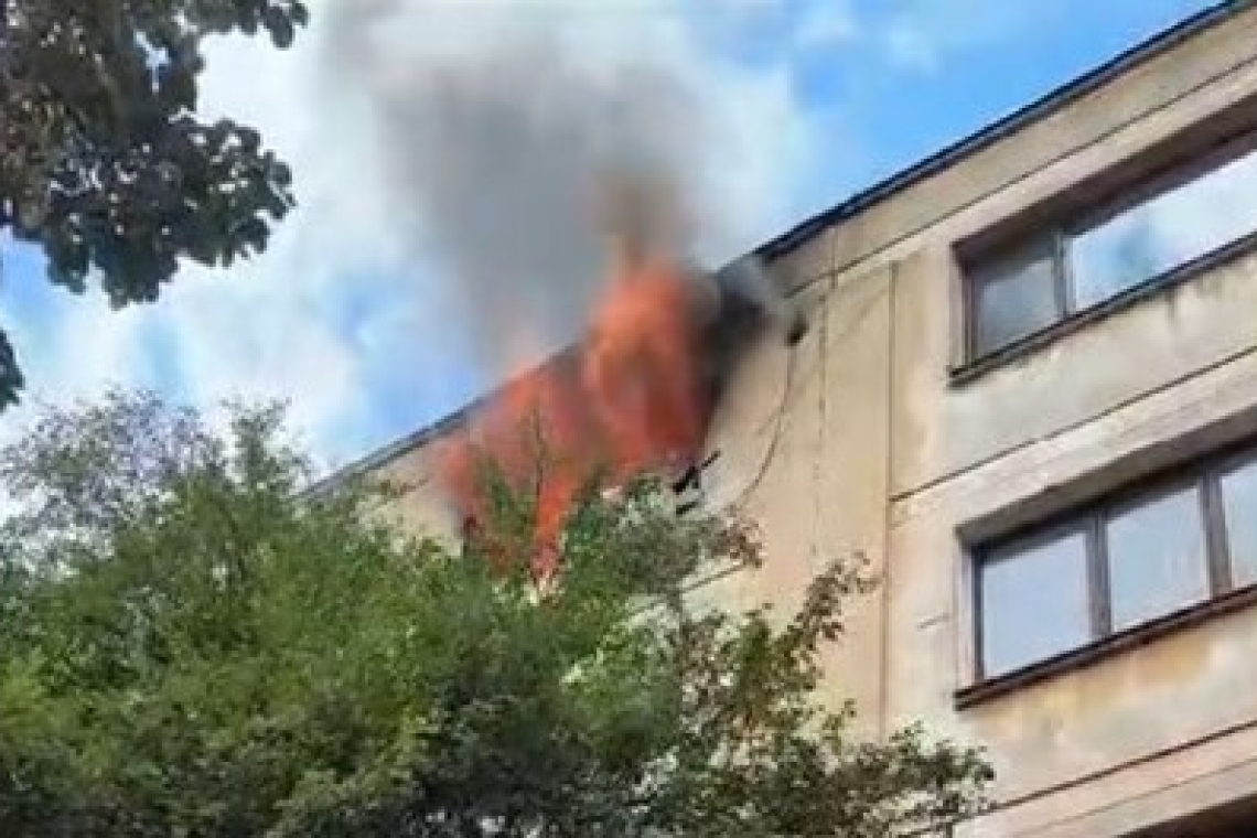 Un apartament al unui bloc din nordul Ploieștiului a fost cuprins de flăcări! 18 persoane au fost evacuate