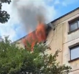 Un apartament al unui bloc din nordul Ploieștiului a fost cuprins de flăcări! 18 persoane au fost evacuate