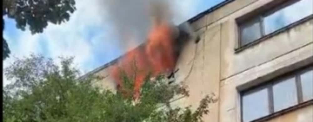 Un apartament al unui bloc din nordul Ploieștiului a fost cuprins de flăcări! 18 persoane au fost evacuate