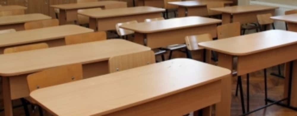 Elevi din zeci de localități prahovene vor începe noul an școlar ”prin vecini”. Într-un oraș, copiii vor învăța în casa parohială și centrul SMURD!