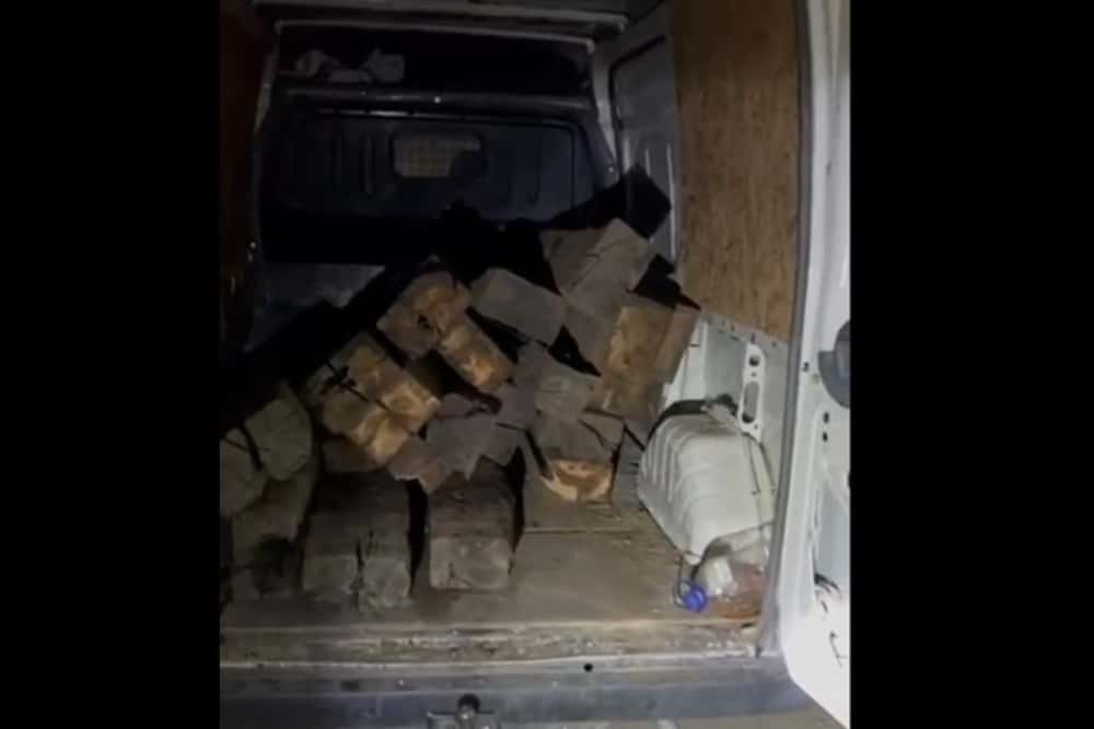 Doi tineri, prinși în flagrant de jandarmii prahoveni în timp ce furau traverse de cale ferată