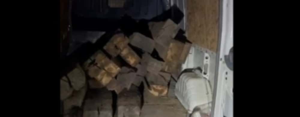 Doi tineri, prinși în flagrant de jandarmii prahoveni în timp ce furau traverse de cale ferată