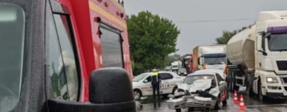 Patru răniți, în urma coliziunii dintre două autoturisme, pe DN1B, în Valea Călugărească