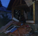 Explozie într-o locuință din Provița de Jos. Două persoane au fost rănite