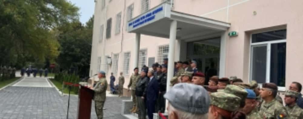 Conducerea Uzinei Mecanice Plopeni, prezentă la ceremoniile dedicate Zilei Artileriei și Rachetelor Antiaeriene, la Școala de Instruire pentru Apărare Antiaeriană