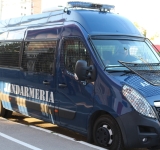 Un incendiu izbucnit la un autoturism cu GPL, aflat în trafic pe o stradă din Ploiești, stins de patru jandarmi de la Gruparea Mobilă