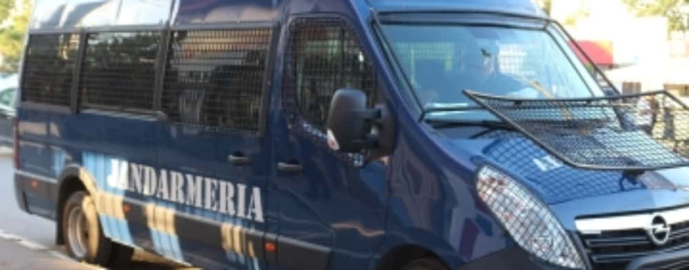 Un incendiu izbucnit la un autoturism cu GPL, aflat în trafic pe o stradă din Ploiești, stins de patru jandarmi de la Gruparea Mobilă