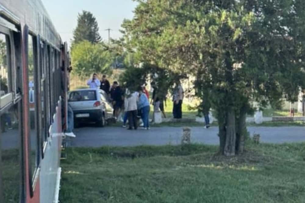 Un autoturism a fost acroșat de un tren de călători, în orașul Boldești-Scăeni
