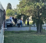 Un autoturism a fost acroșat de un tren de călători, în orașul Boldești-Scăeni