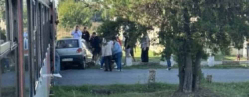 Un autoturism a fost acroșat de un tren de călători, în orașul Boldești-Scăeni