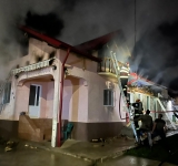 Două case au fost cuprinse de flăcări în comuna Cerașu, noaptea trecută, din cauza unui coș de fum neizolat