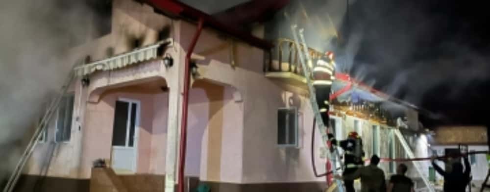 Două case au fost cuprinse de flăcări în comuna Cerașu, noaptea trecută, din cauza unui coș de fum neizolat