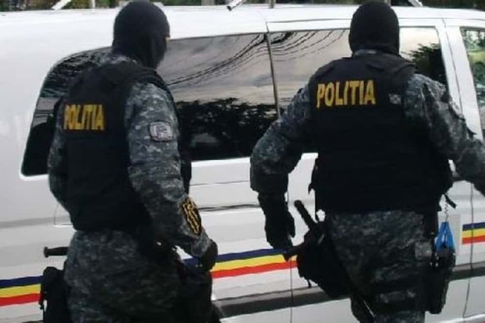 Scandalagiii care au agresat un bărbat și au distrus trei mașini, în comuna Sângeru, s-au trezit cu mascații la ușă, miercuri dimineață
