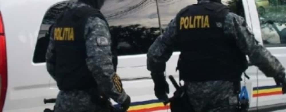 Scandalagiii care au agresat un bărbat și au distrus trei mașini, în comuna Sângeru, s-au trezit cu mascații la ușă, miercuri dimineață